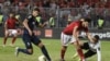 Oualid Azaro (C) d'Ahly, aux côtés du gardien Moez Ben Cherifia (R) et de Chamseddine Dhaouadi (L), lors de la finale de la CAF Champions League opposant les Egyptiens Al-Ahly et l'ES Tunis, Egypte, le 2 novembre 2018.