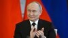 Presiden Rusia Vladimir Putin bertepuk tangan saat menghadiri upacara penandatanganan setelah pembicaraannya dengan Putra Mahkota Bahrain dan Perdana Menteri Salman bin Hamad bin Isa Al Khalifa di Kremlin di Moskow, Rusia, Kamis 23 Mei 2024. (Foto: via AP)