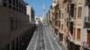 Seorang pria berjalan di kawasan perbelanjaan yang lengang di Beirut, Lebanon, 17 Maret 2021. (Foto: Mohamed Azakir/Reuters)
