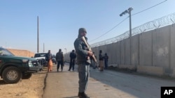 Pripadnik snaga bezbjednosti stražari ispred avio baze u provinciji Parvan, u Kabulu, Afganistan, 11. decembra 2019.