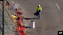 Un trabajador limpia afuera de Union Station el jueves 15 de febrero de 2024 en Kansas City, Missouri. El lugar fue escenario de un tiroteo masivo el miércoles después de una manifestación para celebrar la victoria de los Kansas City Chiefs el Super Bowl 58 de la NFL.