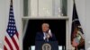 Presiden Donald Trump membuka maskernya untuk berpidato dari Blue Room Balcony di Gedung Putih di hadapan para pendukungnya, 10 Oktober 2020 di Washington. (Foto: Alex Brandon/AP)