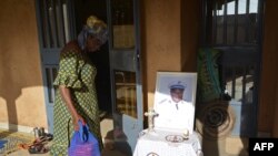 Une femme rend hommage à un soldat burkinabè tué à l'état-major de l'armée lors d'une attaque terroriste à l'extérieur de la maison de la famille du soldat à Ouagadougou, le 4 mars 2018.