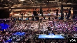 Miles de votantes demócratas llenaron el coliseo de la Universidad de New Hampshire el sábado para escuchar a todos los candidatos. 