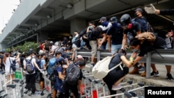 香港防暴警察抵達機場後民眾和抗議者逃離。（2019年9月1日） 