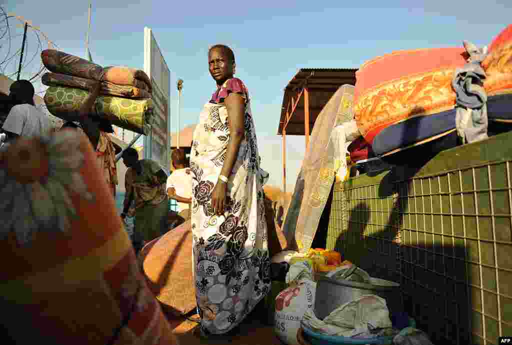 Penduduk Juba mencari perlindungan di sebuah kompleks PBB. Para diplomat Afrika mendorong terciptanya perdamaian di Sudan Selatan pada hari Jumat seiring dengan menyebarnya pertempuran sengit di seluruh pelosok negara termuda di dunia itu.