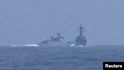 中国军舰在台湾海峡穿越美国海军驱逐舰“钟云号”航道