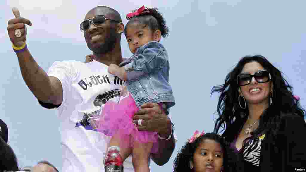 Kobe Bryant akiwa na familia yake.