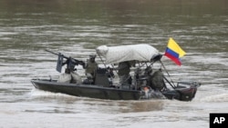 Soldados de la Armada colombiana patrullan el río Arauca, la frontera natural con Venezuela, visto desde Arauquita, Colombia, el 26 de marzo de 2021.