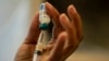 Medicinska sestra priprema vakcinu protiv morbila (Foto: Johannes EISELE/AFP)