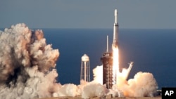 佛罗里达州肯尼迪航天中心发射携带通信卫星的S重型火箭。(2019年4月11日)