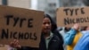 Aksi protes setelah rilis rekaman kamera tubuh yang menunjukkan polisi memukuli Tire Nichols di pusat kota Memphis, Tennessee, AS, Januari 28, 2023. (REUTERS/Leah Millis)