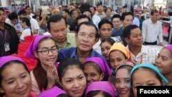 លោក​នាយករដ្ឋមន្រ្តី​ហ៊ុន សែន ចុះ​ជួប​កម្មកររោងចក្រ កាល​ពី​ថ្ងៃ​ពុធ ទី៣០ ខែ​កក្កដា ឆ្នាំ​២០១៧។ (រូបថត​ពី​ហ្វេសប៊ុក Samdech Hun Sen, Cambodian Prime Minister)