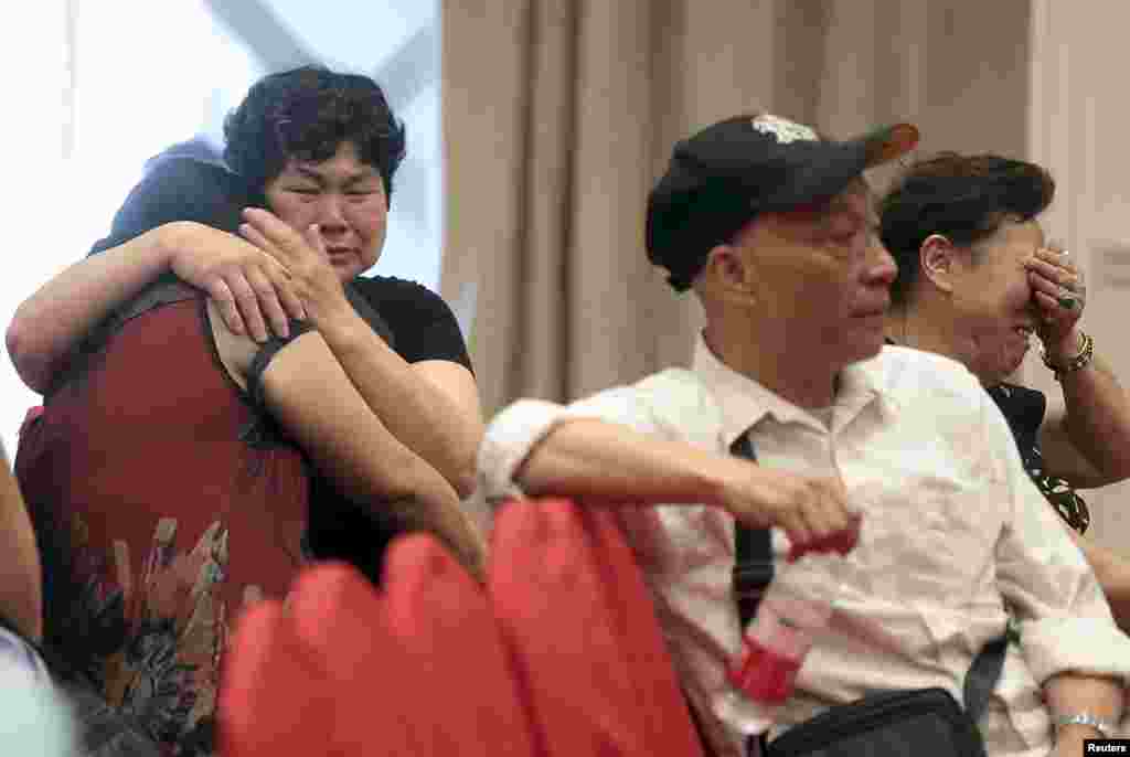 2015年6月2日，&rdquo;东方之星&ldquo;号客轮上乘客的家人们在南京旅馆里等待消息