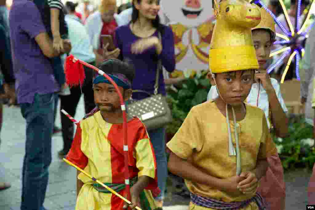 ក្មេងប្រុសពីរនាក់ដែលជាសមាជិកក្រុមរបាំត្រុដបានគូរមុខនិងស្លៀកឈុតសម្រាប់រាំនៅរមណីយដ្ឋានវត្តភ្នំ អំឡុងកម្មវិធីសង្រ្កាន្តវត្តភ្នំដើម្បីអបអរពិធីបុណ្យចូលឆ្នាំប្រពៃណីខ្មែរនៅក្នុងថ្ងៃទីពីរ កាលពីថ្ងៃទី១៥ ខែមេសា ឆ្នាំ២០១៩ ក្នុងរាជធានីភ្នំពេញ ប្រទេសកម្ពុជា។(ទុំ ម្លិះ/VOA)