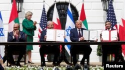 Waziri wa Mambo ya Nje wa Bahrain Abdullatif Al Zayani, Waziri Mkuu wa Israeli Benjamin Netanyahu, Rais wa Marekani Donald Trump na Waziri wa Mambo ya Nje wa Falme za Kiarabu wakishiriki kusaini Mkataba wa Abraham, uliwezesha kurejesha uhusiano kati ya Israeli na jirani zake.