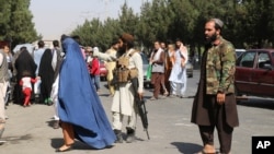 Talibanski borci stražare ispred aerodroma nakon smrtonosnih napada u četvrtak, u Kabulu, Adganistan, 27. avgusta 2021.