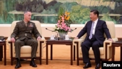 美国参谋长联席会议主席、海军陆战队将军邓福德星期四在北京人大会堂与中国国家主席习近平举行会晤。(2017年8月17日)