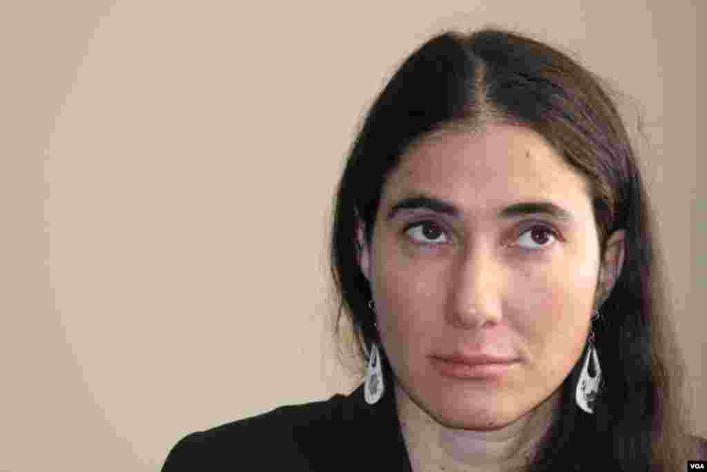 Yoani Sánchez dijo estar feliz de encontrarse con sus amigos y colegas de la Voz de América.