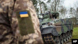 Војниците на НАТО ги обучуваат украинските војници како дел од програмата за воена помош финансирана од Европската унија.