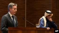 Američki državni sekretar Antonu Blinken na konferenciji za novinare u Dohi sa katarskim premijerom i šefom diplomatije šeikom Mohamedom bin Abdulrahman Al Tanijem (Foto: AP/Mark Schiefelbein, Pool)