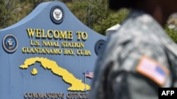 Un panneau d'accueil sur la route de la station navale américaine de Guantanamo Bay, à Cuba, le 7 avril 2014. AFP / Mladen Antonov