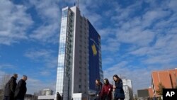 Zastava Kosova na zgradi u Prištini, februar 2018.