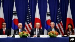 El presidente de EE.UU., Donald Trump, anunció las nuevas sanciones a Corea del Norte durante un almuerzo con el Presidente de Corea del Sur y el Primer ministro de Japón en Nueva York, al margen de la Asamblea General de la ONU. Septiembre 21, 2017.