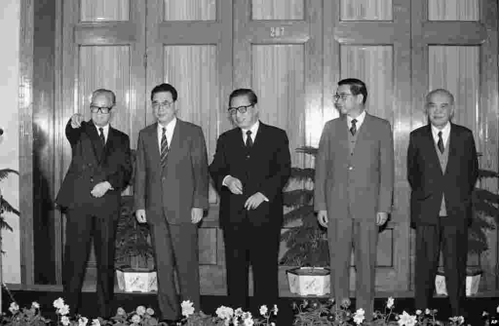 中共中央13届政治局常委亮相,左起:赵紫阳、李鹏、乔石、胡启立、姚依林(1987年11月2日)。王岐山是姚依林的女婿。此前有消息说,赵紫阳受命担任总书记时不大情愿,但后来他说, 命运已定,在劫难逃,不再胡思乱想。但在比较公开流传的说法中,删除了“在劫难逃”。1988年2月27日赵紫阳会见《朝日新闻》社社长柳东一郎时说:“我现在要努力进入(总书记)这个角色。命运已定,在劫难逃。”而“在劫难逃”后来一语成谶。