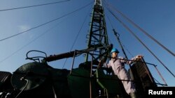Un ténico de Cuba Petróleos trabaja en un pozo en La Habana.
