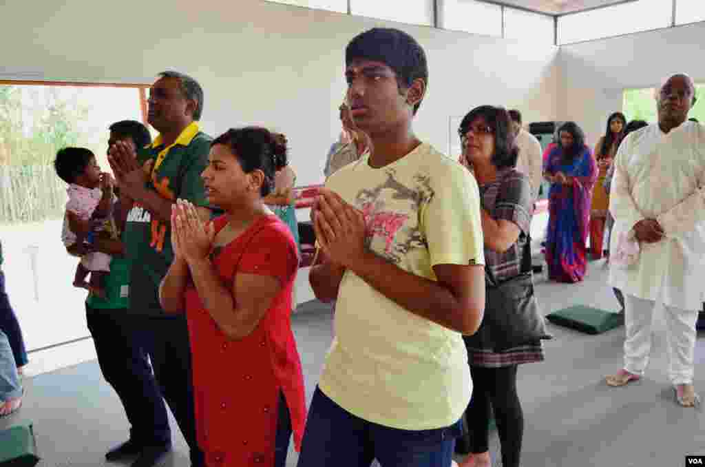 Worshipers at the Melrose Hindu Temple during the national day of worship and prayer for Nelson Mandela, Dec. 8, 2013. (Peter Cox for VOA)