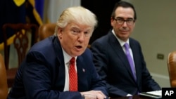 Američki predsednik Donald Tramp i sekretar za finansije Stiven Mnučin na sastanku o federalnom budžetu (arhivski snimak)