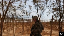 Seorang tentara AS tampak berjalan melalui kebun buah-buahan dalam patroli di salah satu desa di wilayah barat Irak. (Foto: AP/Susannah George)