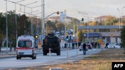 Hêzên Ewlekariyê û Ambulans diçin Kahramankazan, ku 40 kilometers (25 îlan) ji navenda Enqerê dûre ciyê ku êrîşa çekdarî li wir pêkhatî.