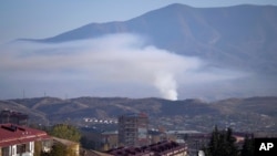 Dim se uzdiže nakon artiljerijske paljbe azerbejdžanskih snaga, tokom vojnog konflikta u Stepanakertu, u separatističkoj oblasti Nagorno Karabah, 24. oktobra 2020.