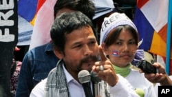 An activist of Cambodian National Rescue Party Meach Sovannara, left, gives a speech at a blocked main street near the Phnom Penh Municipality Court, file photo. 