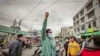Para pengunjuk rasa turun ke jalan dalam aksi demo anti pemerintah di Mandalay, Myanmar, pada 7 Desember 2021. Demo tersebut terjadi sehari setelah tokoh politik Aung San Suu Kyi dijatuhi hukuman. (Foto: AP)