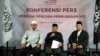 Juru bicara Hizbut Tahrir Indonesia (HTI) Muhammad Ismail Yusanto (tengah) memberikan keterangan pers seputar rencana Pemerintah membubarkan HTI di kantor DPP HTI Jakarta, Selasa (9/5). (Foto: VOA/Andylala)