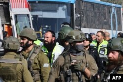 Tim penyelamat dan pasukan keamanan Israel di lokasi serangan dekat desa al-Funduq, di Tepi Barat yang diduduki Israel, 6 Januari 2025. (GIL COHEN-MAGEN/ AFP)