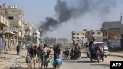 FILE - Warga Palestina yang mengungsi dari tempat penampungan di Beit Hanoun menyeberangi jalan utama Salaheddine menuju Jabalia di Jalur Gaza utara, 12 November 2024.