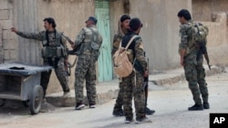 Pasukan Demokratik Suriah (SDF) yang didukung Amerika, melakukan patroli di kota Tabqa, Suriah timur laut (foto: dok). 