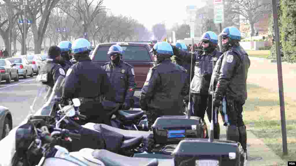 A polícia patrulha a área junto ao Capitólio por onde os manifestantes passam durante a marcha contra a violência policial em Washington, Dez. 13, 2014