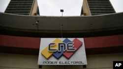 Fotografía de la fachada de la sede principal del poder electoral venezolano, en Caracas, tomada el 15 de junio de 2020. El Parlamento espera renovar su directiva en breve.