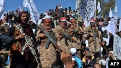 Miltan Afghanistan dan warga desa merayakan perjanjian damai dan kemenangan atas Amerika Serikat dalam konflik Afghanistan, di distrik Alingar, Provinsi Laghman, 2 Maret 2020. (Foto: Reuters)