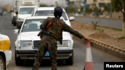Un policía coloca un retén en Saana, la capital de Yemen, donde el nivel de seguridad es ahora "extremadamente alto".