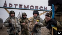Poroshenko: Heavy Weapons to Return to Front Lines if Truce Breached 