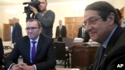 გაეროს სპეციალური წარმომადგენელი ესპენ ბარტ აიდი კვიპროსის პრეზიდენტ ნიკოს ანასტასიადესთან ერთად