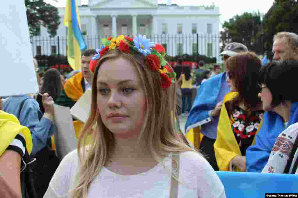 Украинки пришли на митинг в цветочных венках и традиционных вышиванках