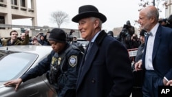 Roger Stone, tengah, meninggalkan pengadilan federal di Washington, Kamis, 20 Februari 2020. Loyalis dan sekutu Presiden Donald Trump, Roger Stone dijatuhi hukuman lebih dari tiga tahun di penjara federal. (Foto: AP)