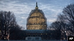 La cúpula del Capitolio en Washington, D.C. estaba iluminada el martes en anticipación al discurso sobre el estado de la Nación que brindará el presidente Barack Obama. Foto: [12 de enero, 2016]
